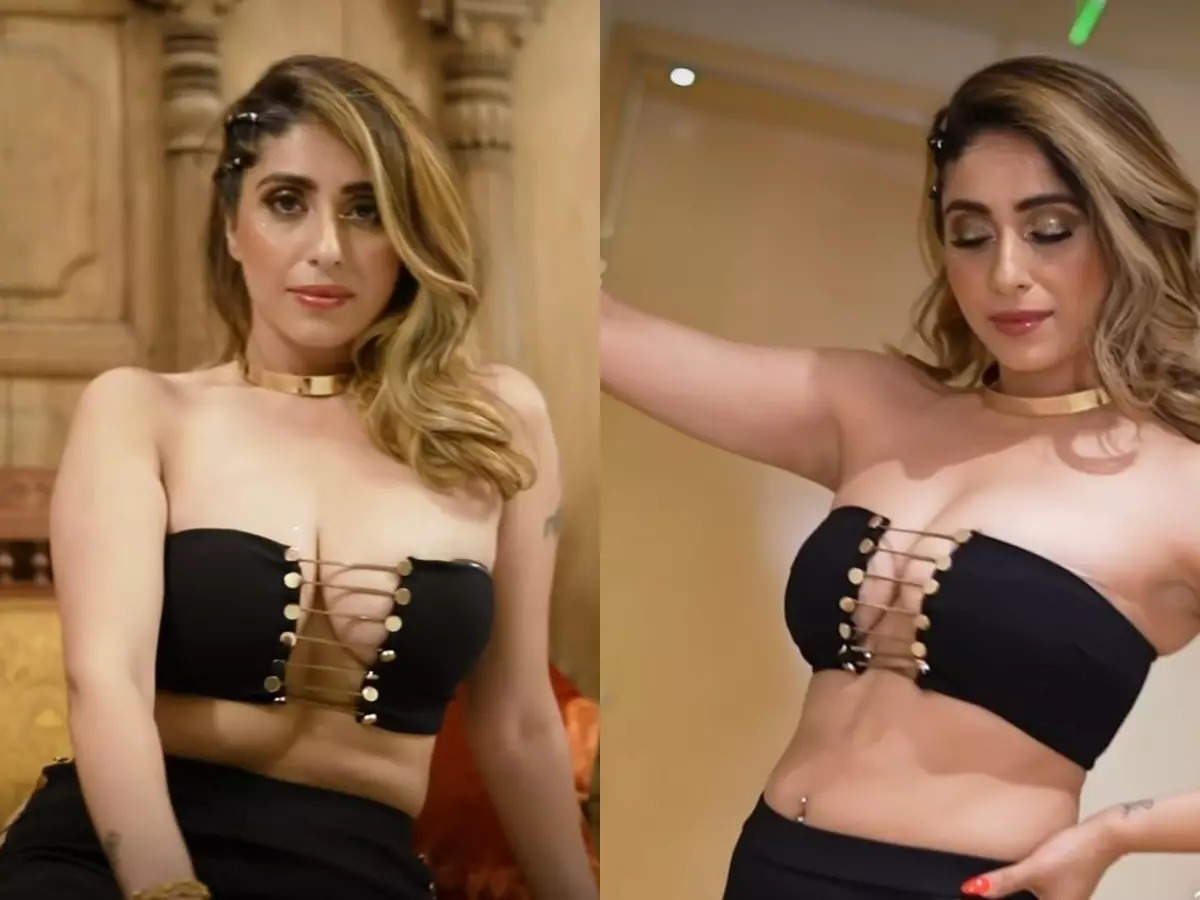 'Urfi 2.0': Neha Bhasin once again gets trolled for her bold outfit