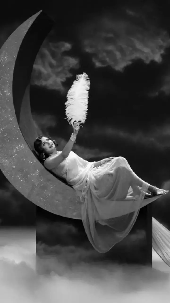 Anushka poses with feather