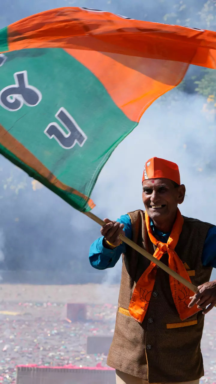 BJP workers burst crackers in Gandhinagar