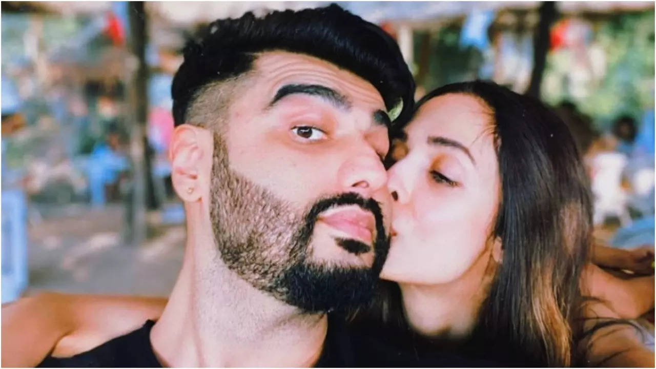 Arjun Kapoor cheers for GF Malaika Arora as she decides to try hands at stand-up comedy: 'Yeh bhi ho jaaega'