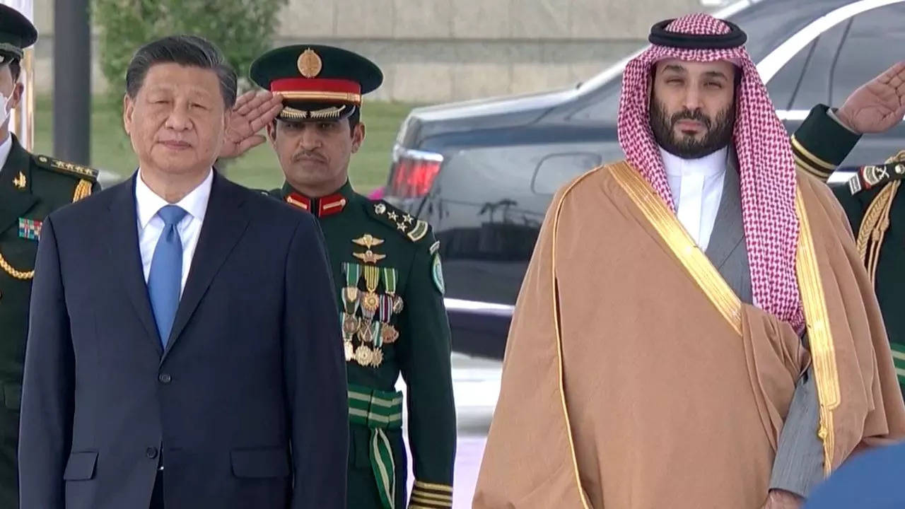 Chinese President Xi Jinping with Saudi Crown Prince Mohammed bin Salman in Riyadh