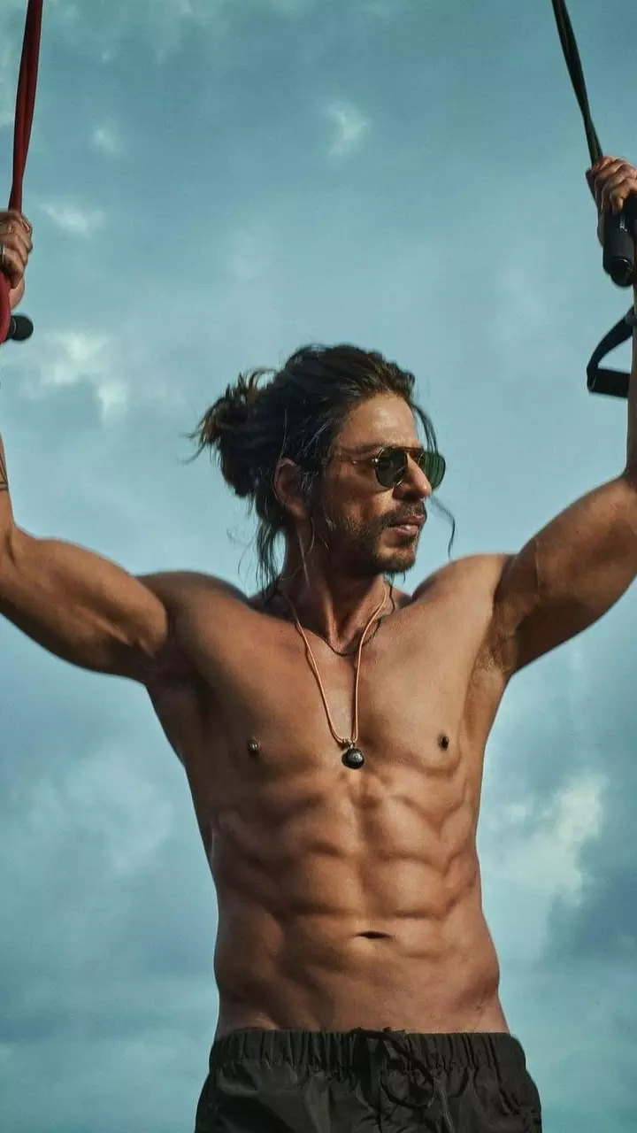 SRK flaunts his chiseled body