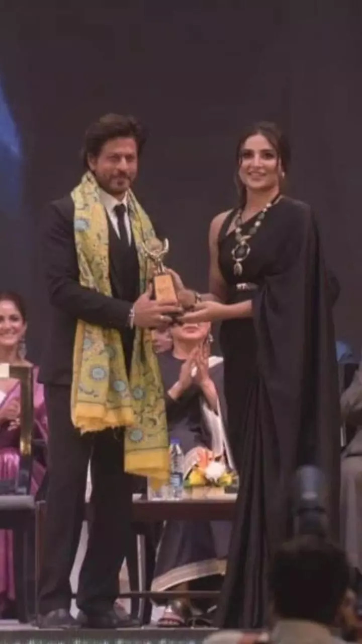 Shah Rukh Khan felicitate at KIFF 2022