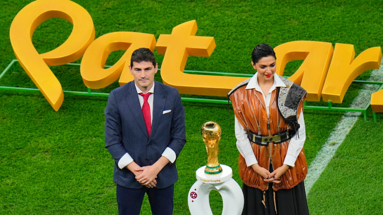 La actriz de Bollywood Deepika Padukone y el capitán de 2010 Iker Casillas presentan el trofeo antes de la final de la Copa del Mundo.