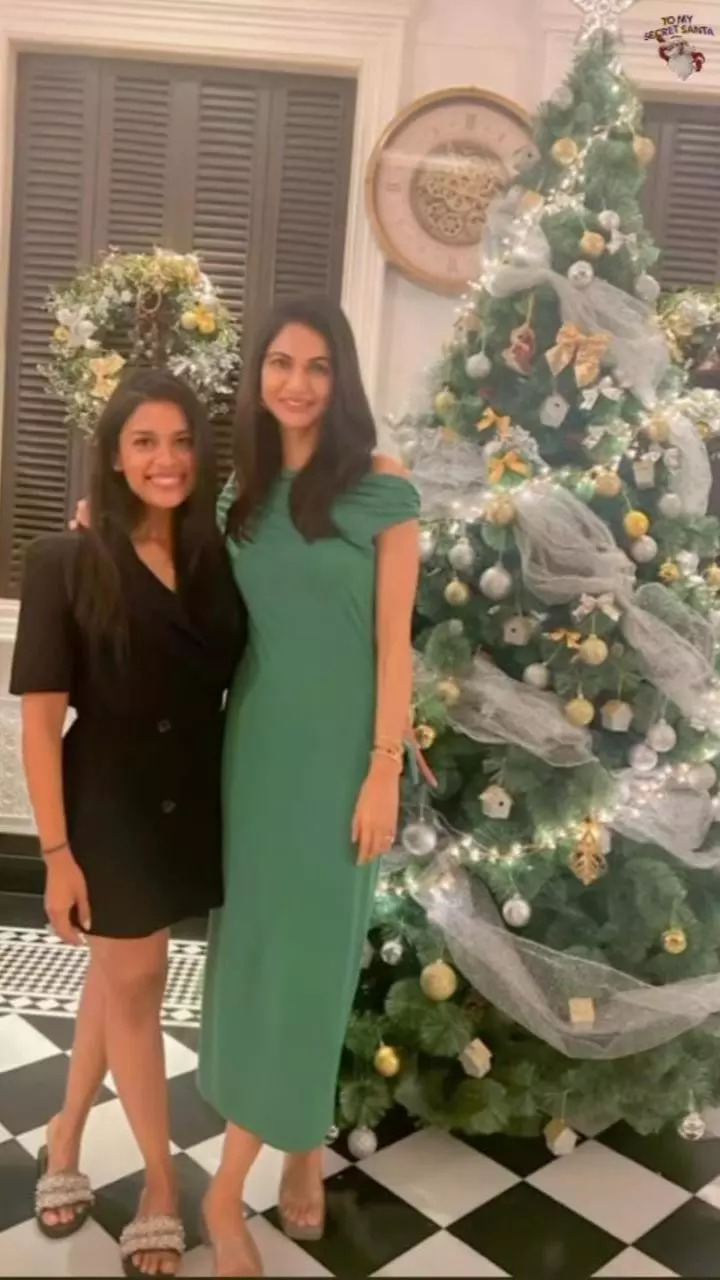 Sneha Reddy poses with Chrianjeevis daughter