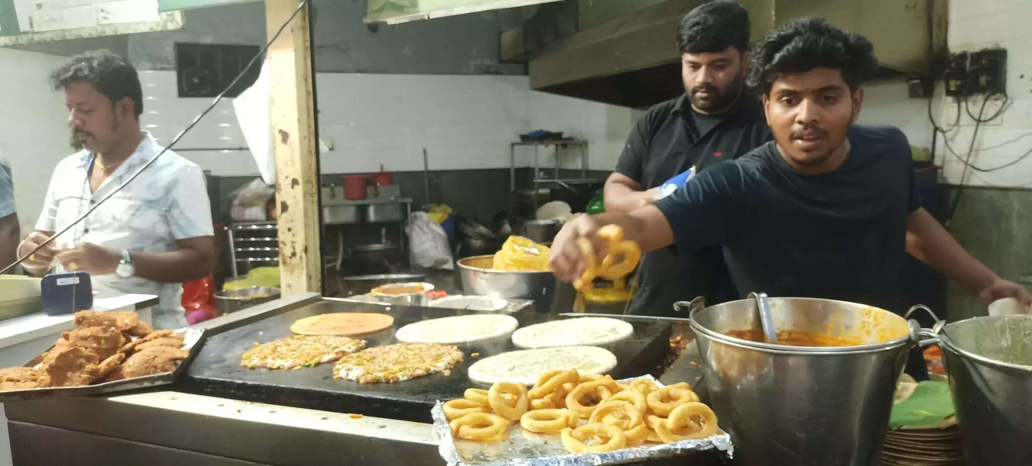 Bangalore From bath dosa to gobi manchurian;9 iconic dishes in VV Puram that you must try at