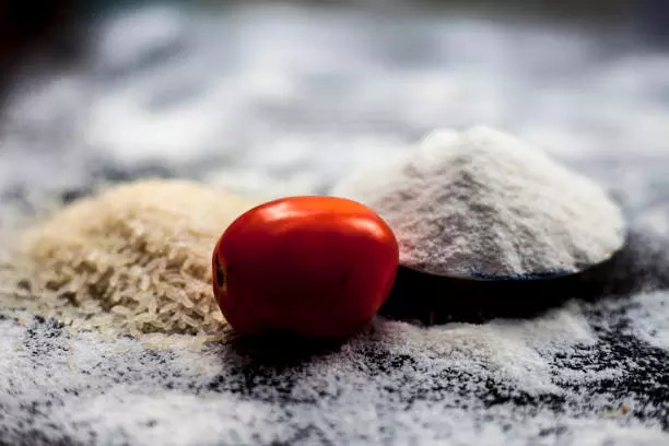 Rice flour and tomato juice mask