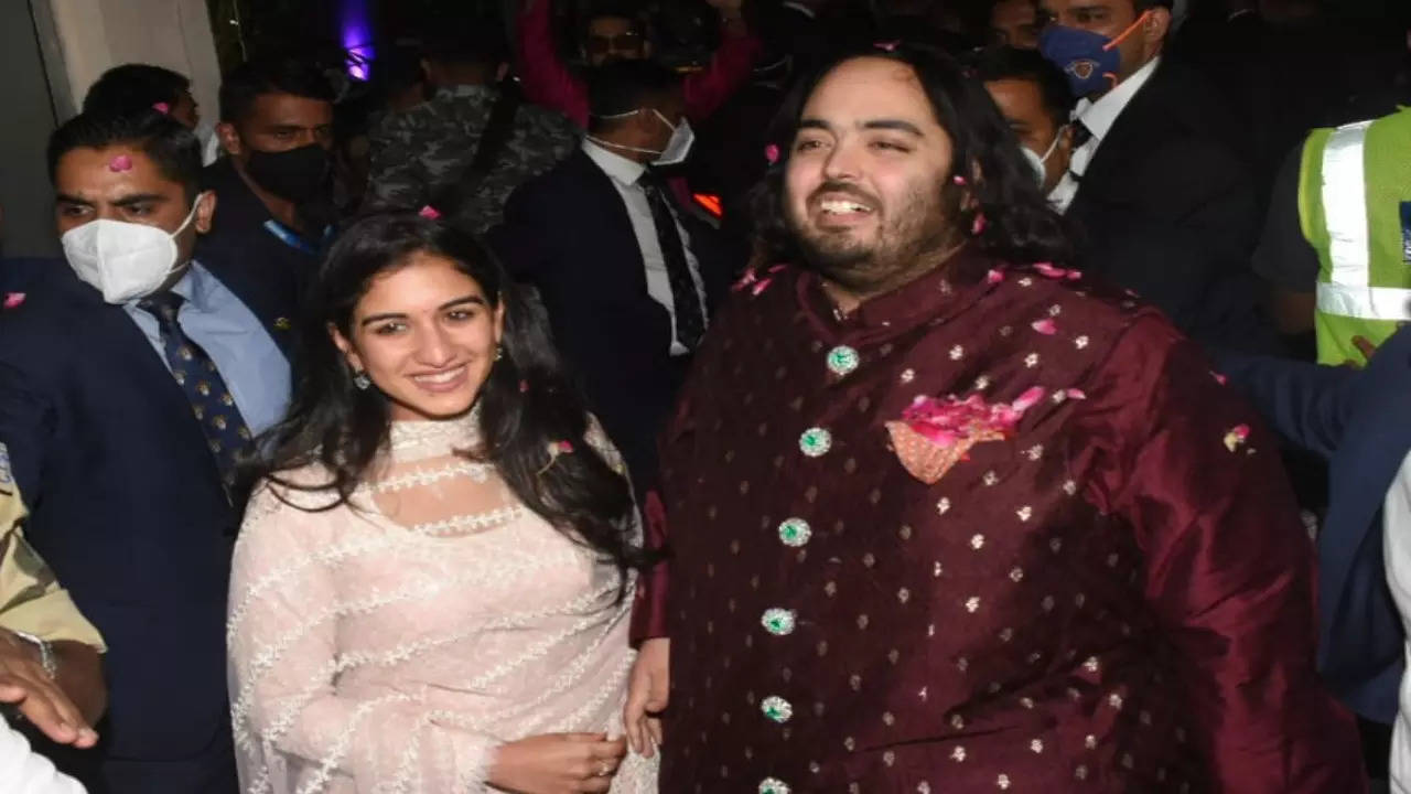 Newly Engaged Anant Ambani, Radhika Merchant Receive Grand Welcome At ...