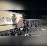 26 injured after 13 coaches of Bandra TerminusJodhpur Suryanagari