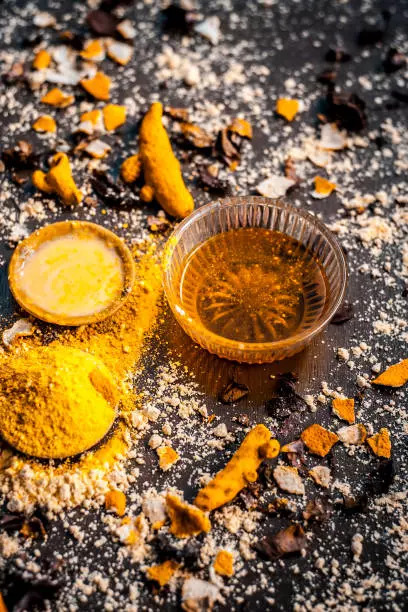 Turmeric and honey face mask