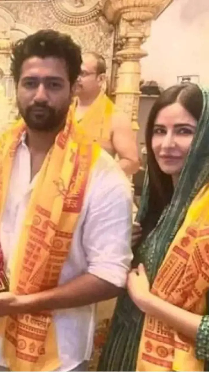 Katrina Kaif Vicky Kaushal visit Siddhivinayak temple