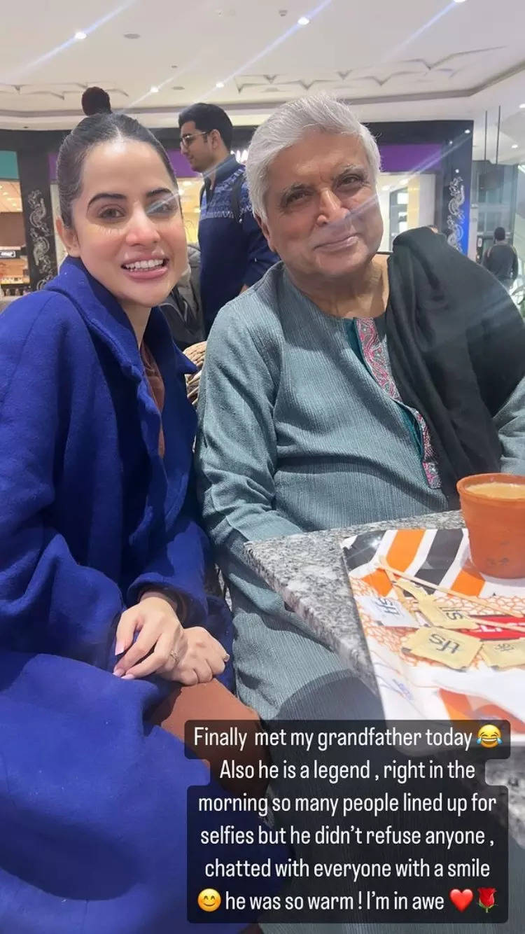 Urfi poses with Javed Akhtar