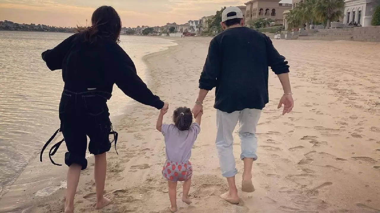 Anushka Sharma, Virat Kohli walk on beach with little Vamika in new PIC.  Dotting dad says, 'Rabba bakshiyan tu...'