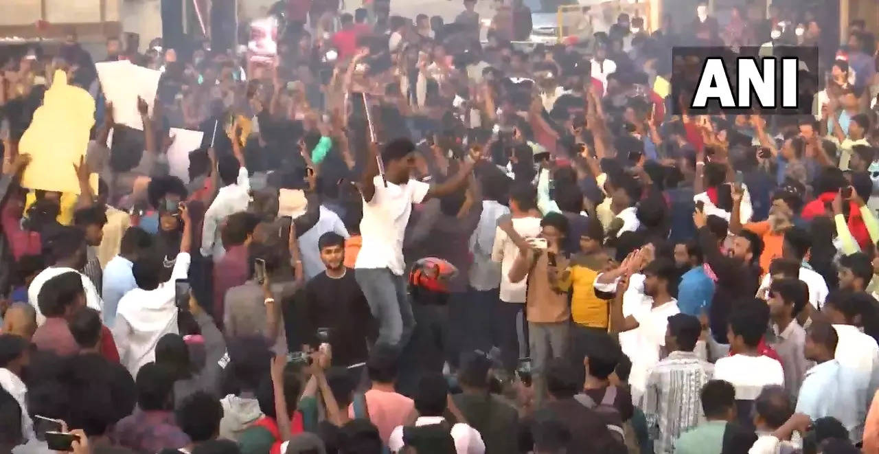 Thunivu' vs 'Varisu': Ajith-Vijay fans fight outside Chennai cinema hall,  tear movie posters | WATCH