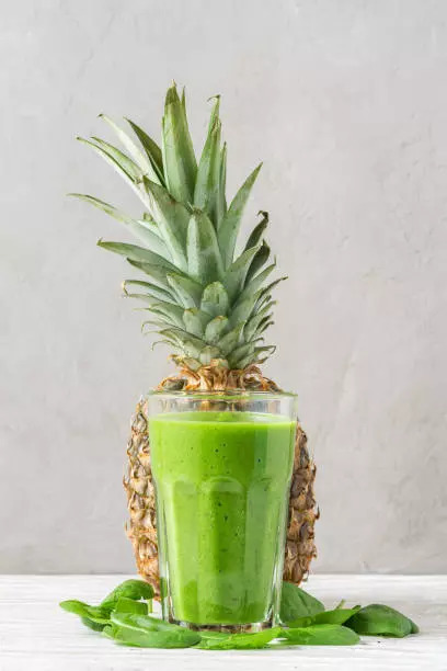 Spinach and pineapple smoothie