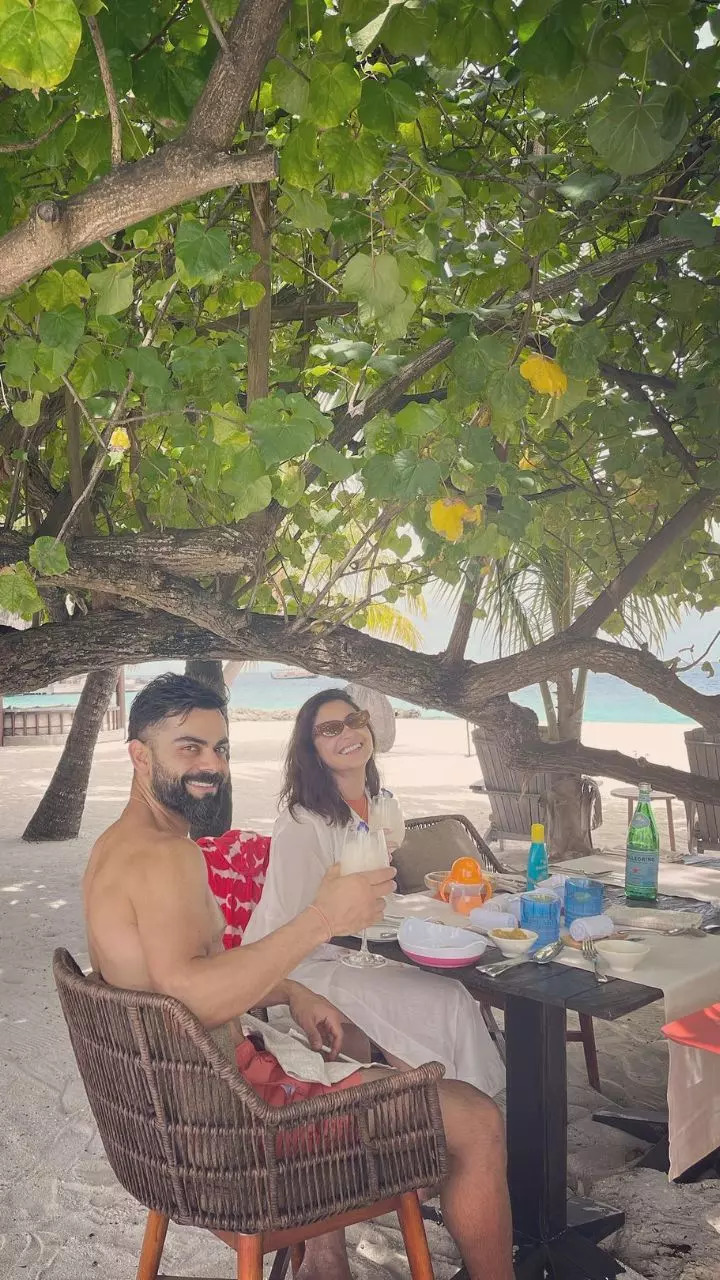 Anushka Sharma Virat Kohli on beach vacay