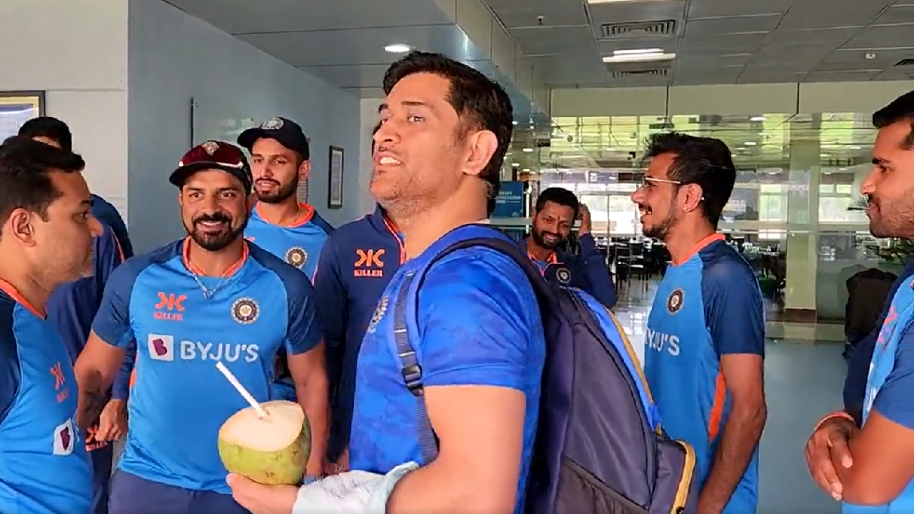 रांची में भारतीय टीम को कैप्टन कूल MS धोनी ने दिया सरप्राइज, खिलाड़ियों से मुलाकात करने पहुंचे- Captain cool MS Dhoni gave surprise to the Indian team in Ranchi, came to meet the players