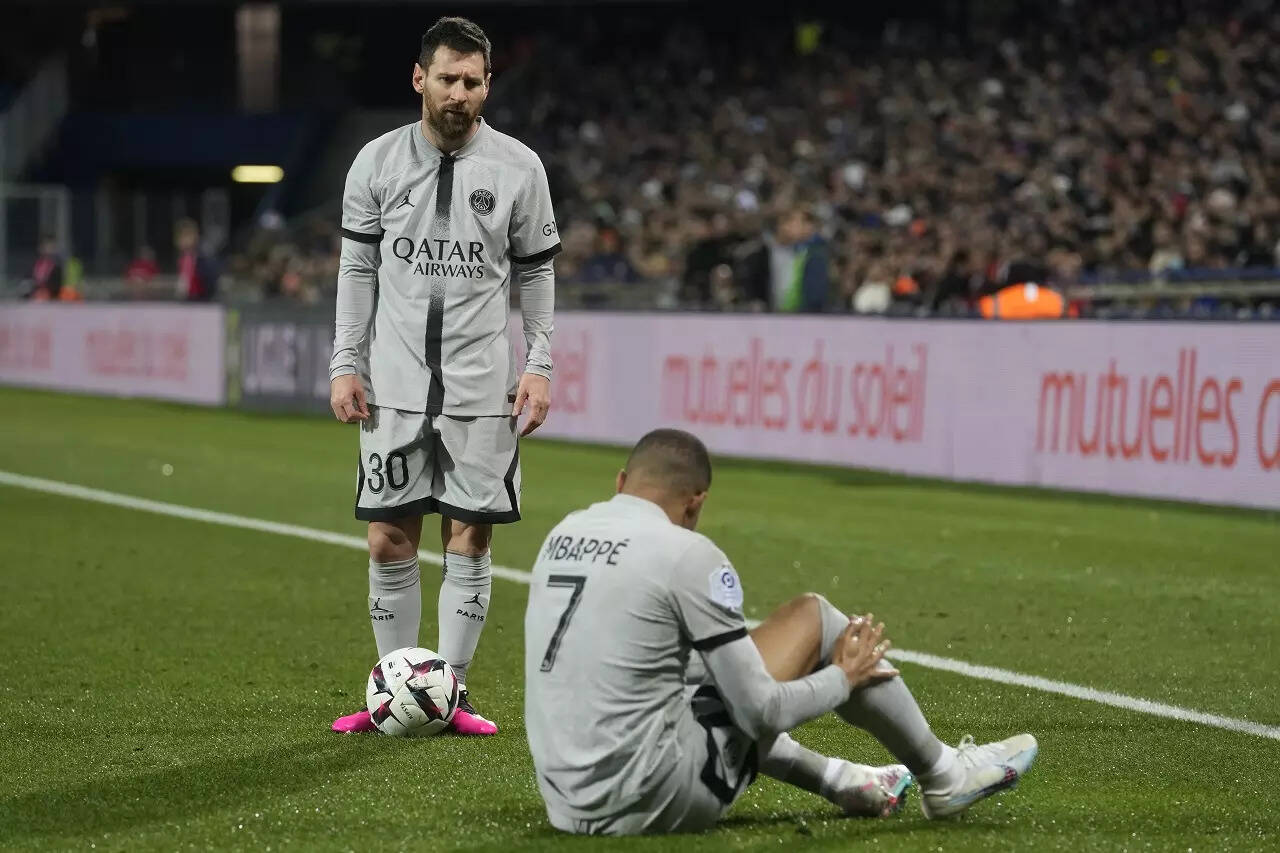 Kylian Mbappe misses penalty, comes off injured in PSG win