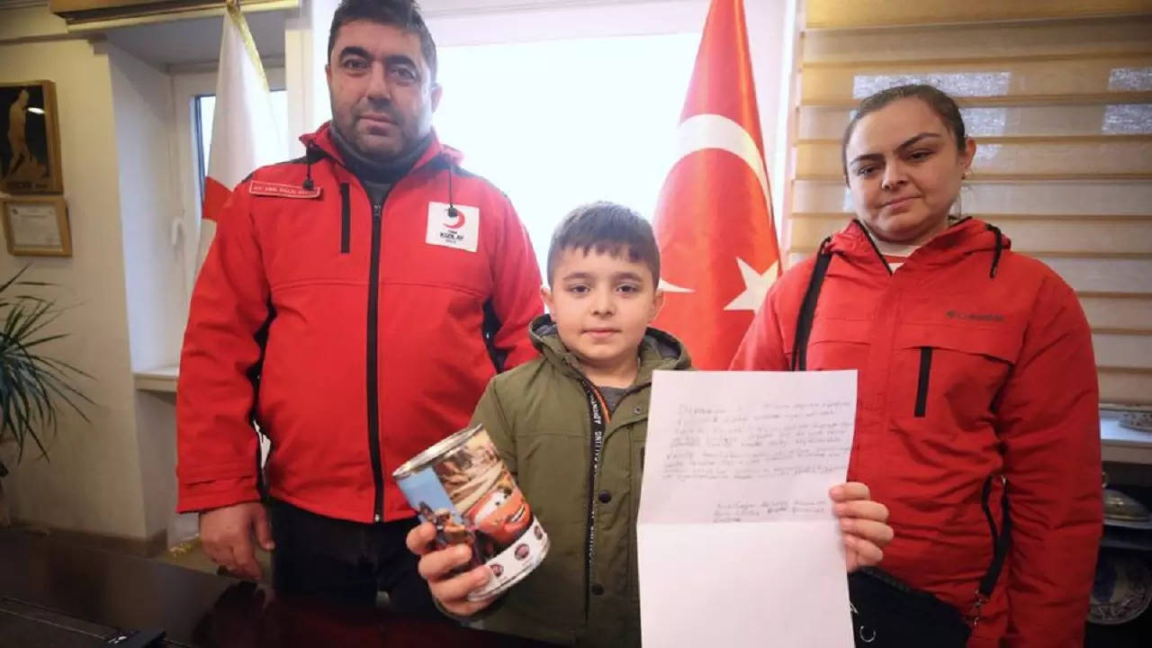 9-year-old boy donates entire piggy bank savings to Turkey earthquake relief (Photo: TRT World)