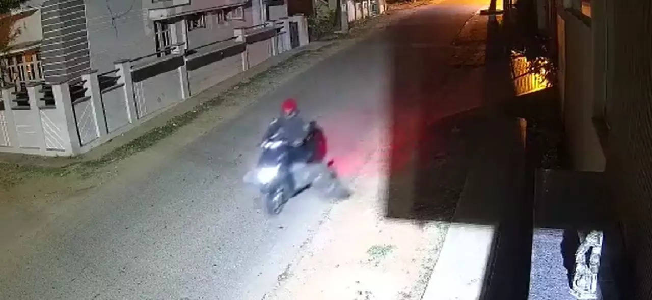 VIDEO Man who killed iPhone delivery agent caught on camera carrying his body on two-wheeler