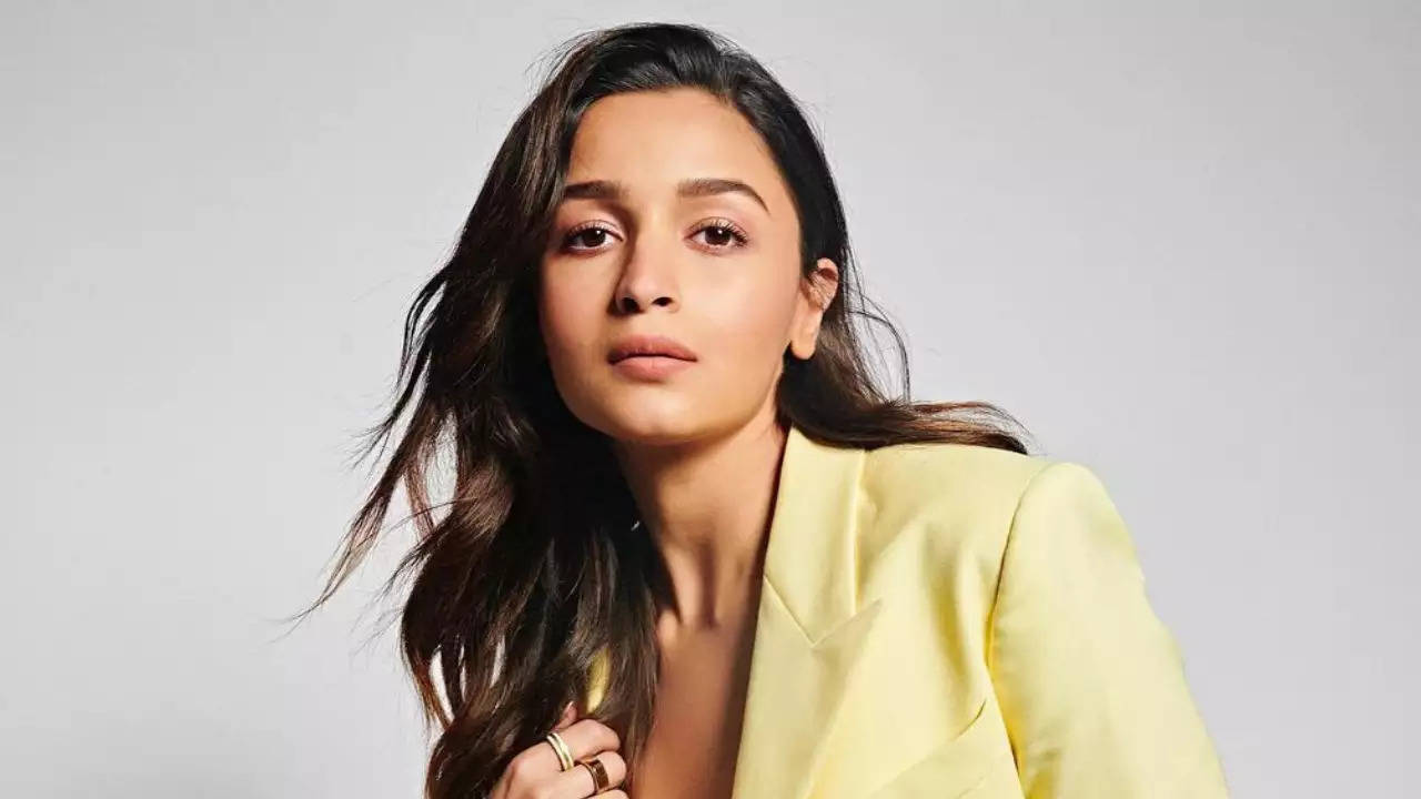 Alia Bhatt was clicked by two men while she was at her home