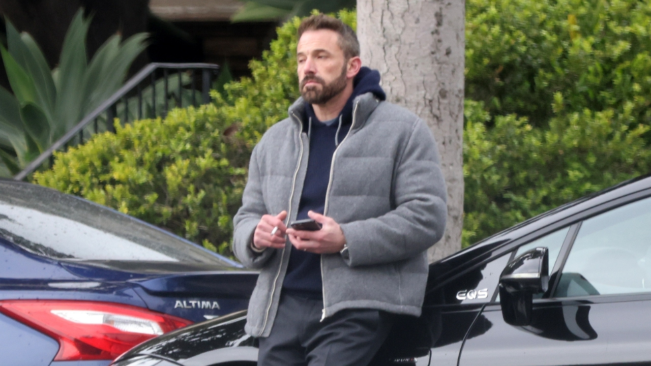 Batman Ben Affleck stuck with his batmobile parked in between cars ...