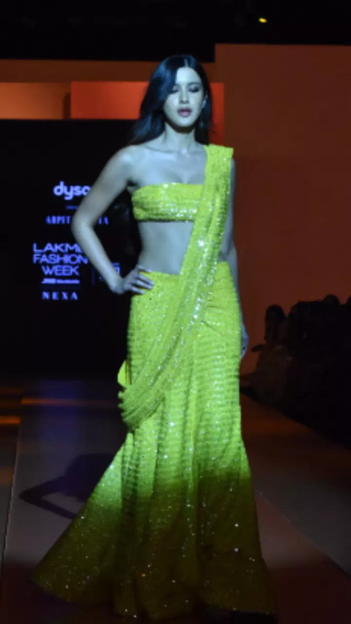 Shanaya Kapoor looks breathtaking in shimmery yellow saree strapless blouse 