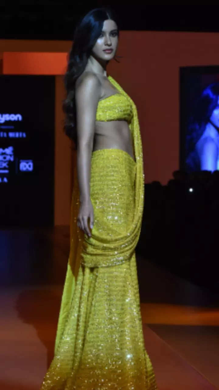 Shanaya Kapoor walks ramp at LFW 