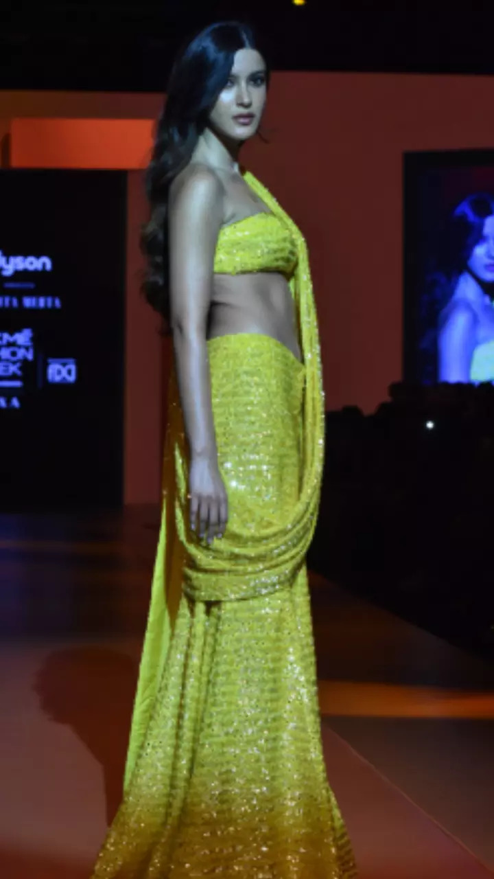 Shanaya Kapoor dazzles in saree