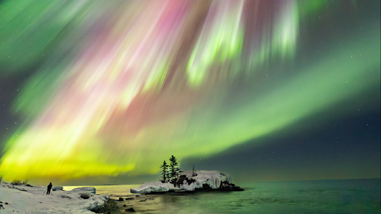 Aurora Extravaganza: Majestic Northern Lights To Dazzle Skies Southward Into Illinois