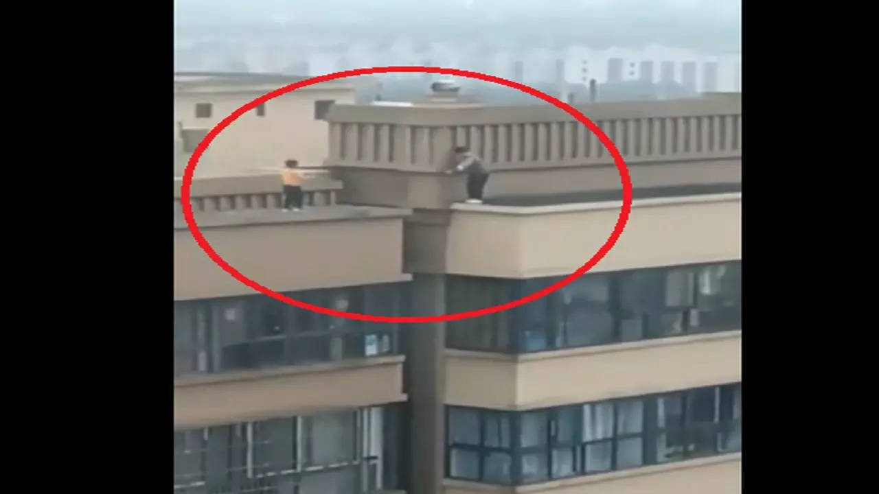 video-kids-dangerously-jump-across-27-storey-building-terrified