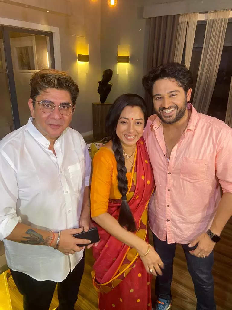 Anupamaa's Rupali Ganguly Celebrates Her Birthday On Sets With Gaurav 