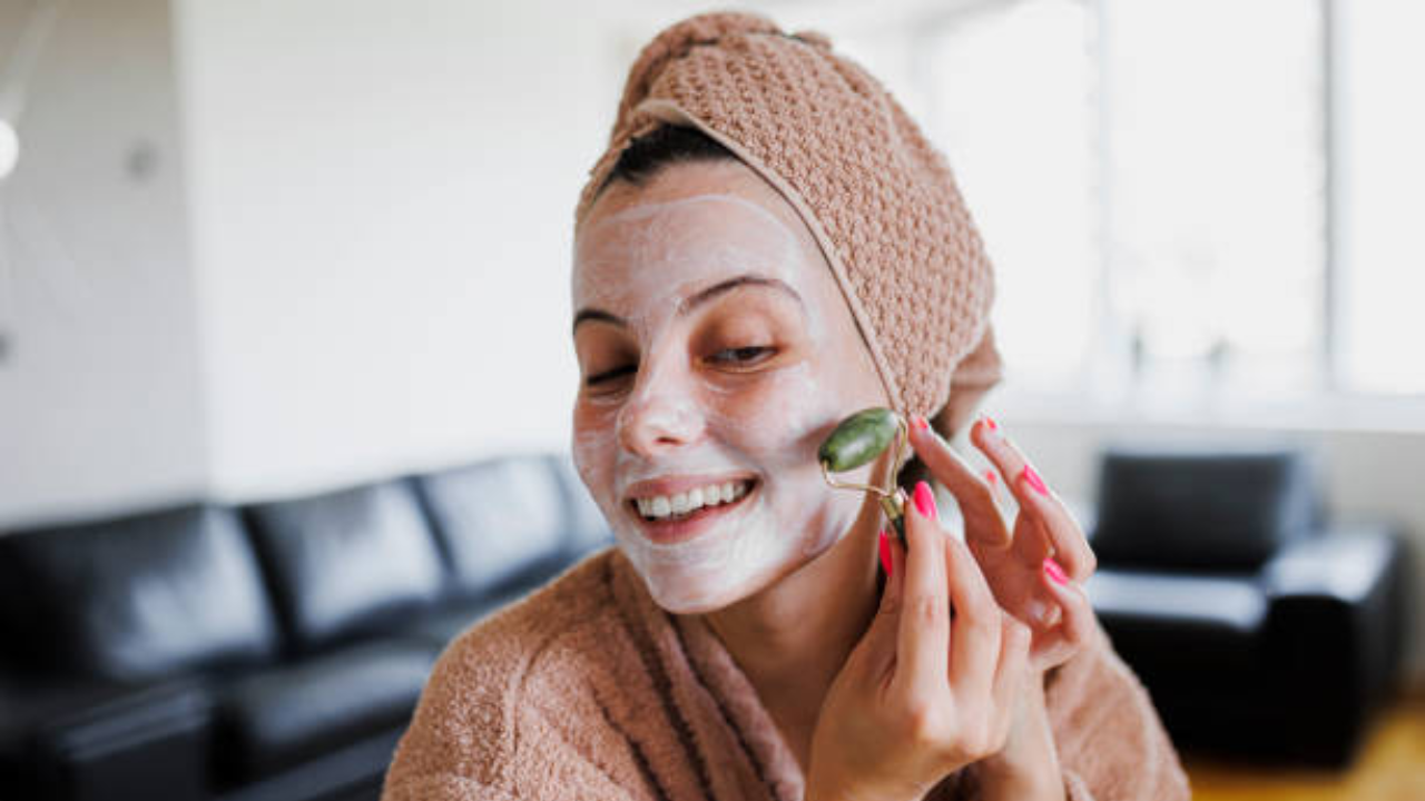 5 Jade Roller Techniques to Get Rid of Wrinkles and Puffiness Instantly
