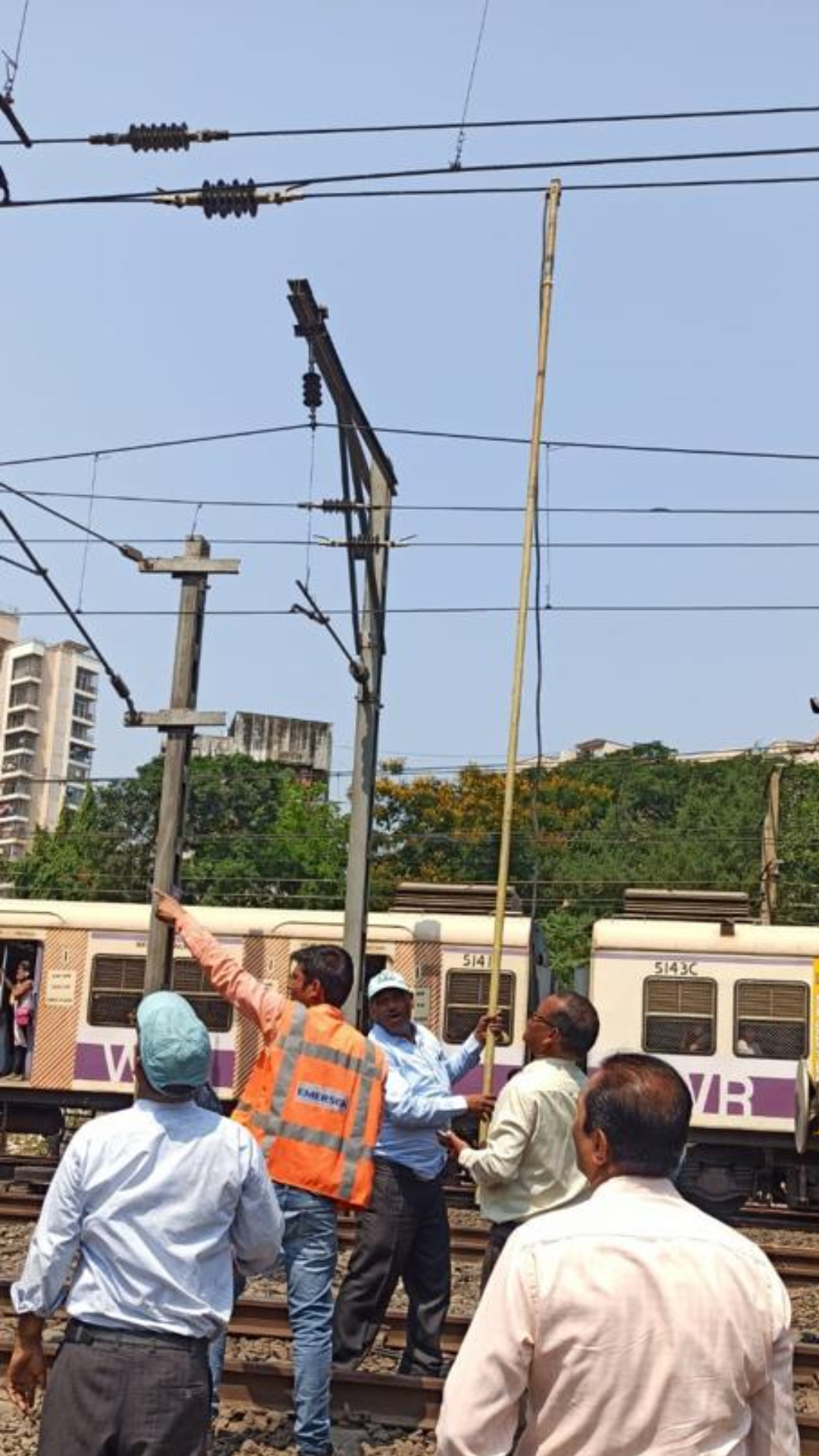 दहिसर ते बोरीवली दरम्यान ओव्हरहेडशी संबंधित तांत्रिक समस्या निर्माण झाली रेल्वे वाहतूक कोलमडली 