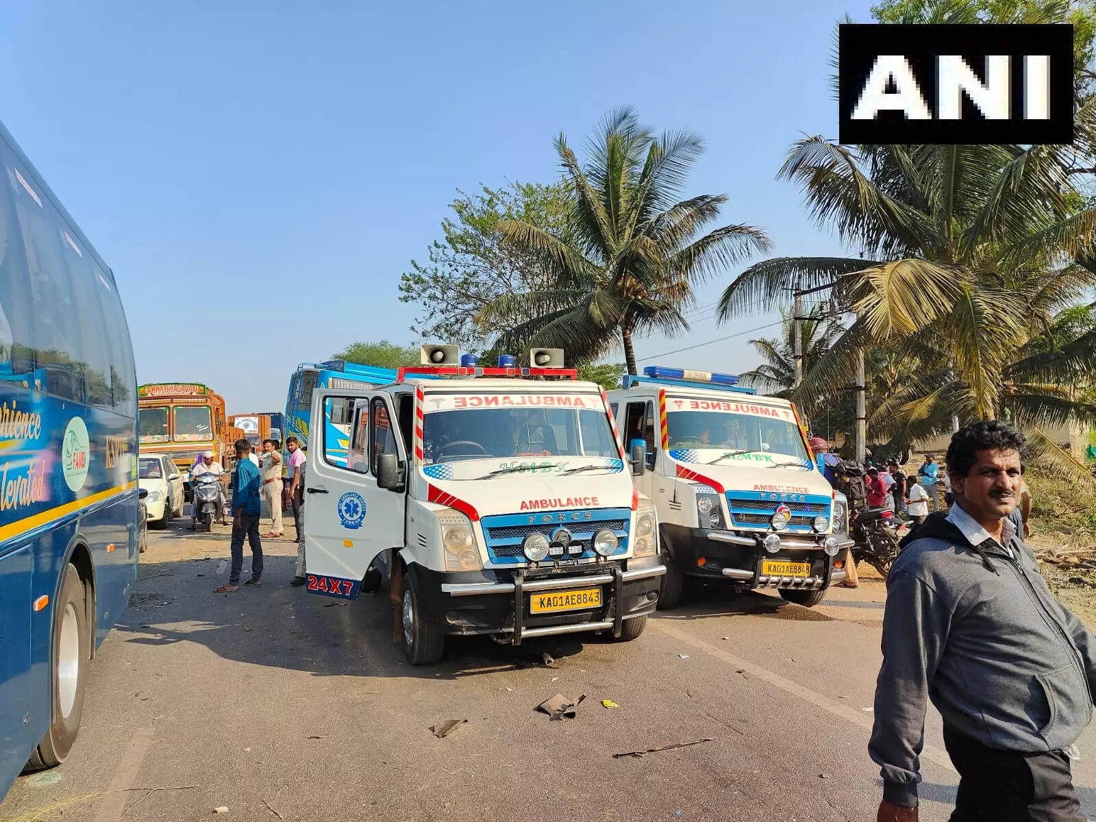 Major Accident in Karnataka's Tumkur, 4 Killed as Private Bus Rams Into ...