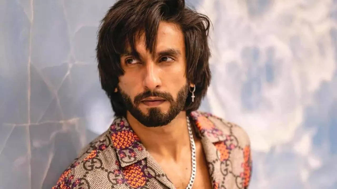 Ranveer Singh shares a hilarious picture stalking Deepika Padukone on the  sets of Ram Leela  Hindi Movie News  Times of India