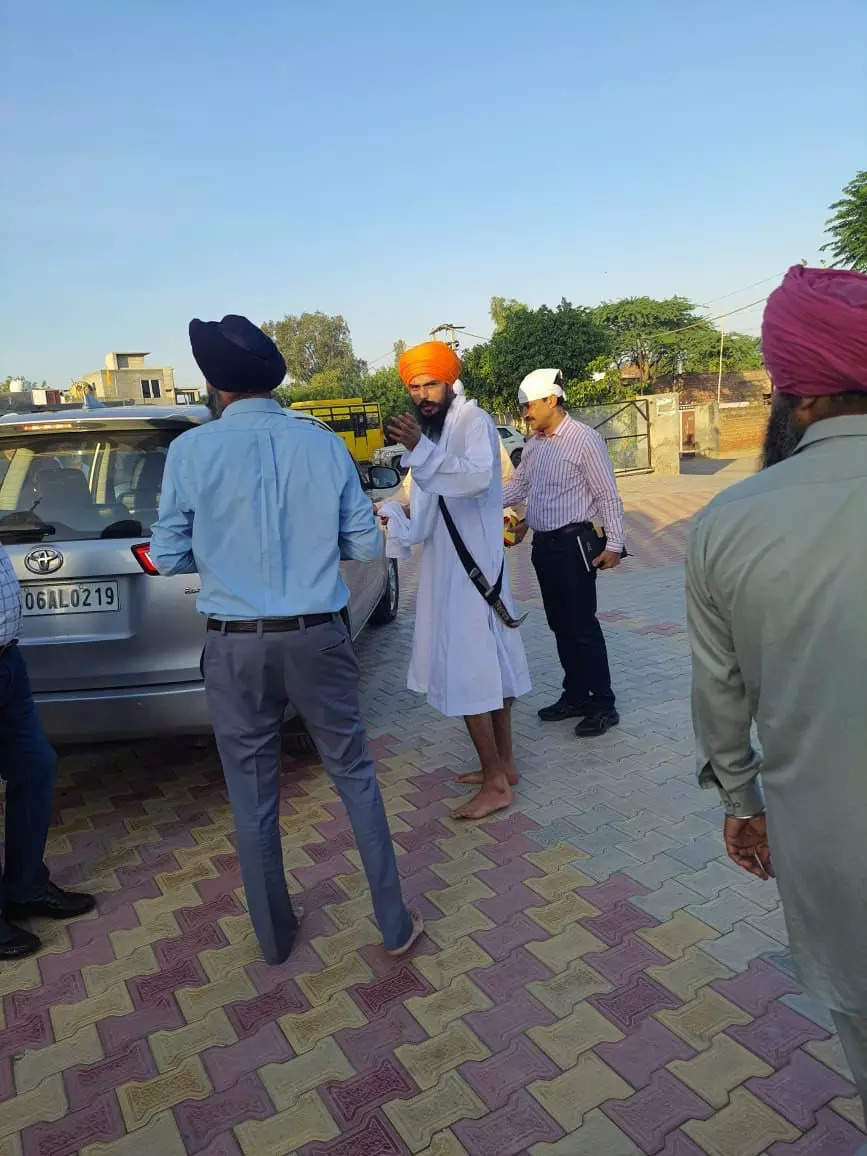 First Pics Of Amritpal Singh As He Surrenders Before Punjab Police In ...