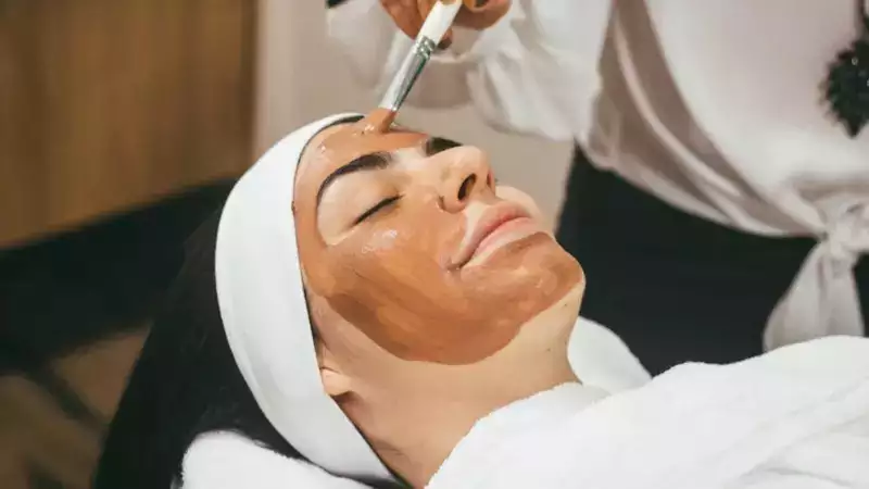 4 Pros and 4 cons of getting regular facials that you must know