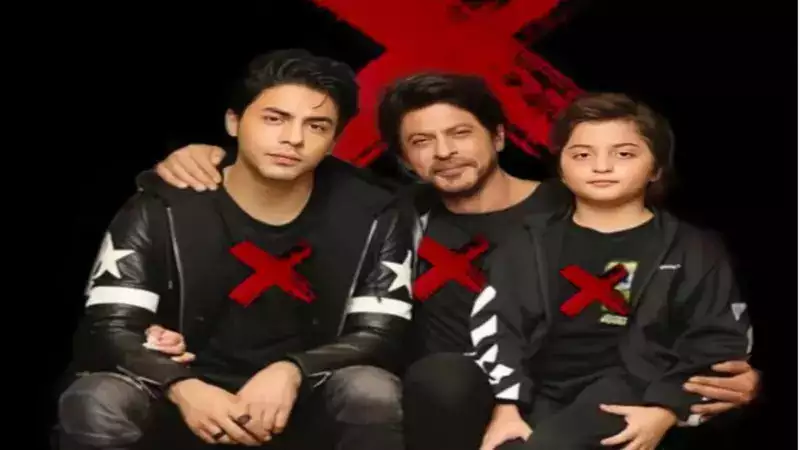 Shah Rukh Khan Aryan Khan And Abram Khan Look Dapper In Identical Clothes In New Picture 