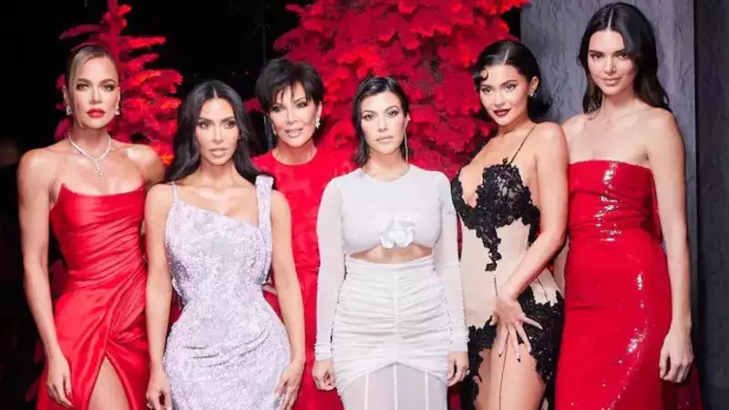 This is the reason why netizens are up in arms against the Kardashian Christmas photo