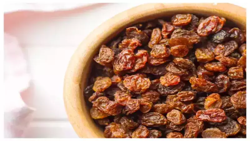5 Health benefits of eating soaked raisins