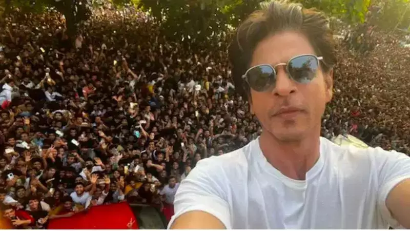 Read Shah Rukh Khan's witty reply to a fan asking for him number and another fan framing his comeback