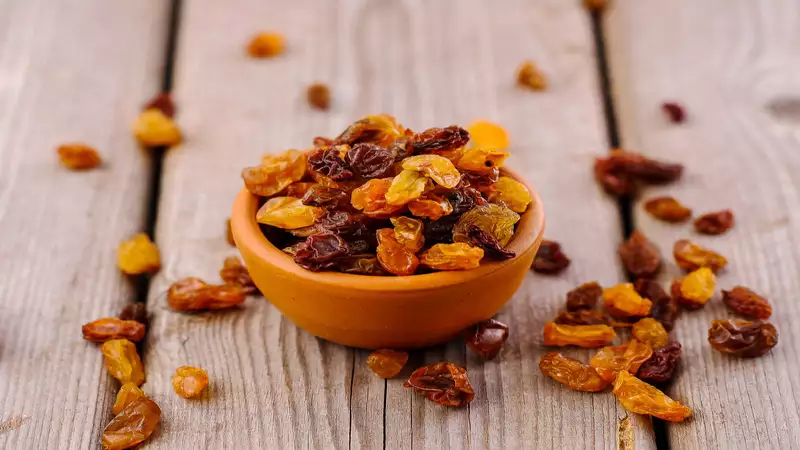 Starting Your Day Right: Benefits of bananas, soaked almonds and soaked raisins for breakfast
