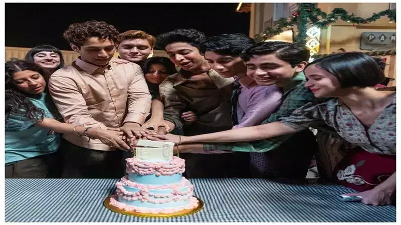 Suhana Khan, Agastya Nanda and Khushi Kapoor celebrate Zoya Akhtar’s ‘The Archies’ wrap by cutting cake
