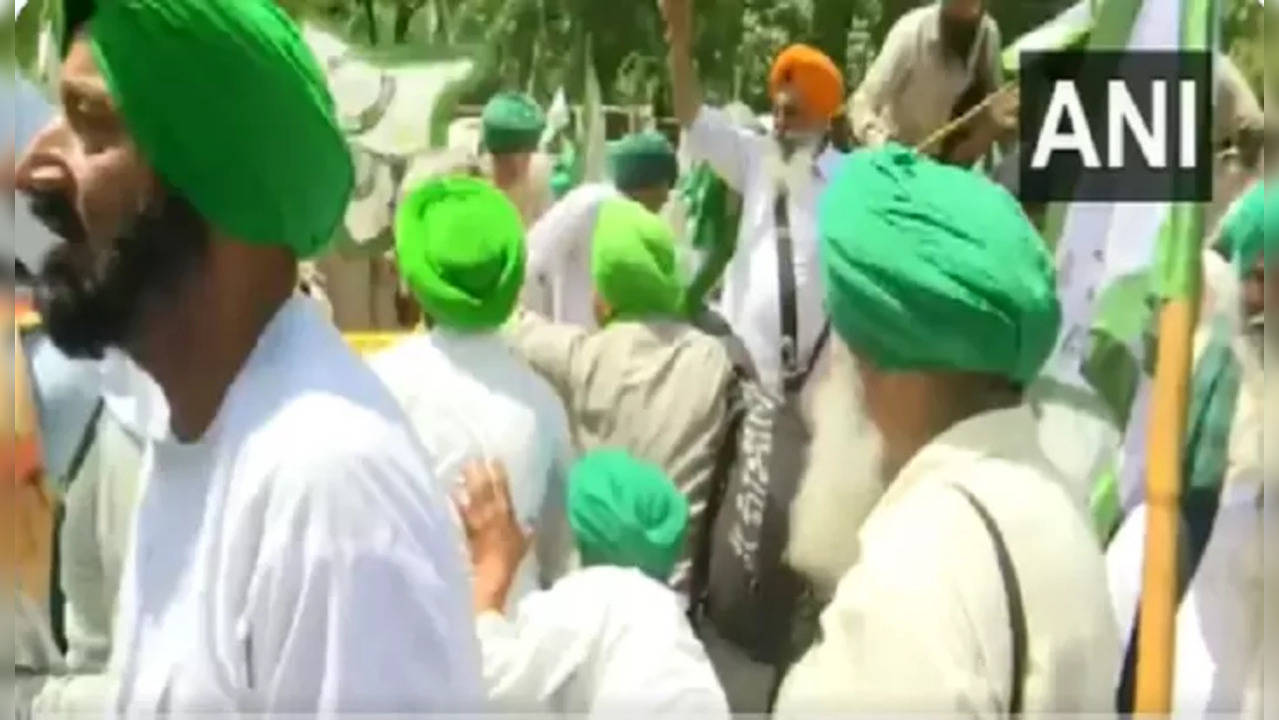 Kisan Union Leaders Break Barricades