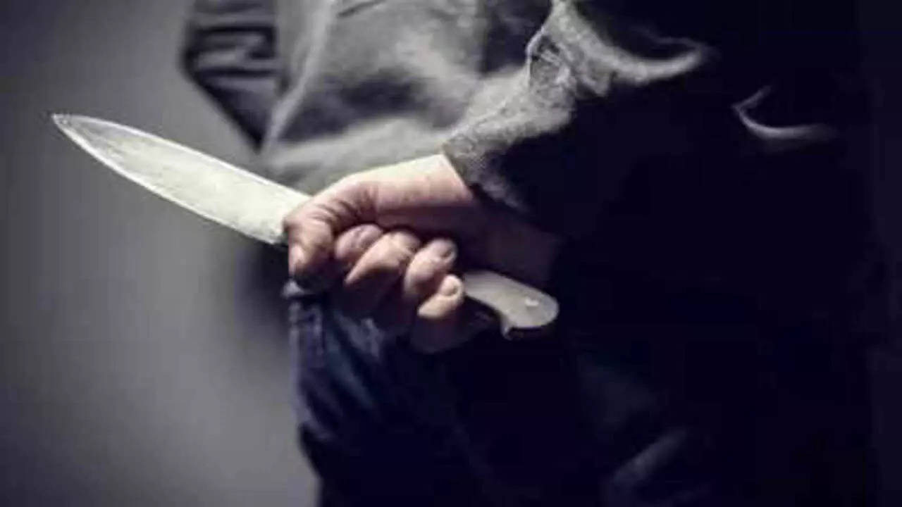 Man stabs girlfriend in Mumbai.