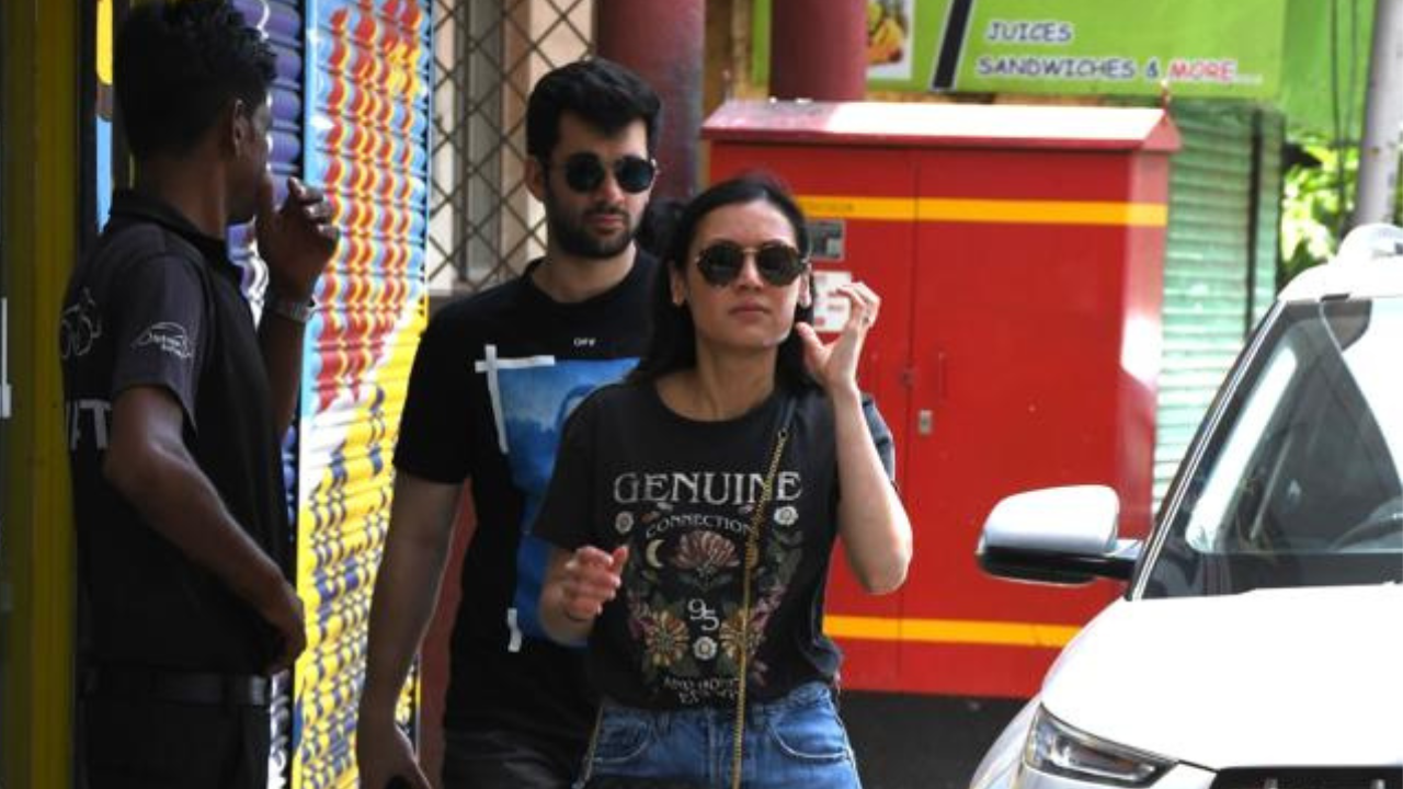 Dulhe Raja Karan Deol Steps Out For Romantic Lunch Date With Fiancé Drisha Acharya And They Are TOTALLY Gen-Z Couple. PICS