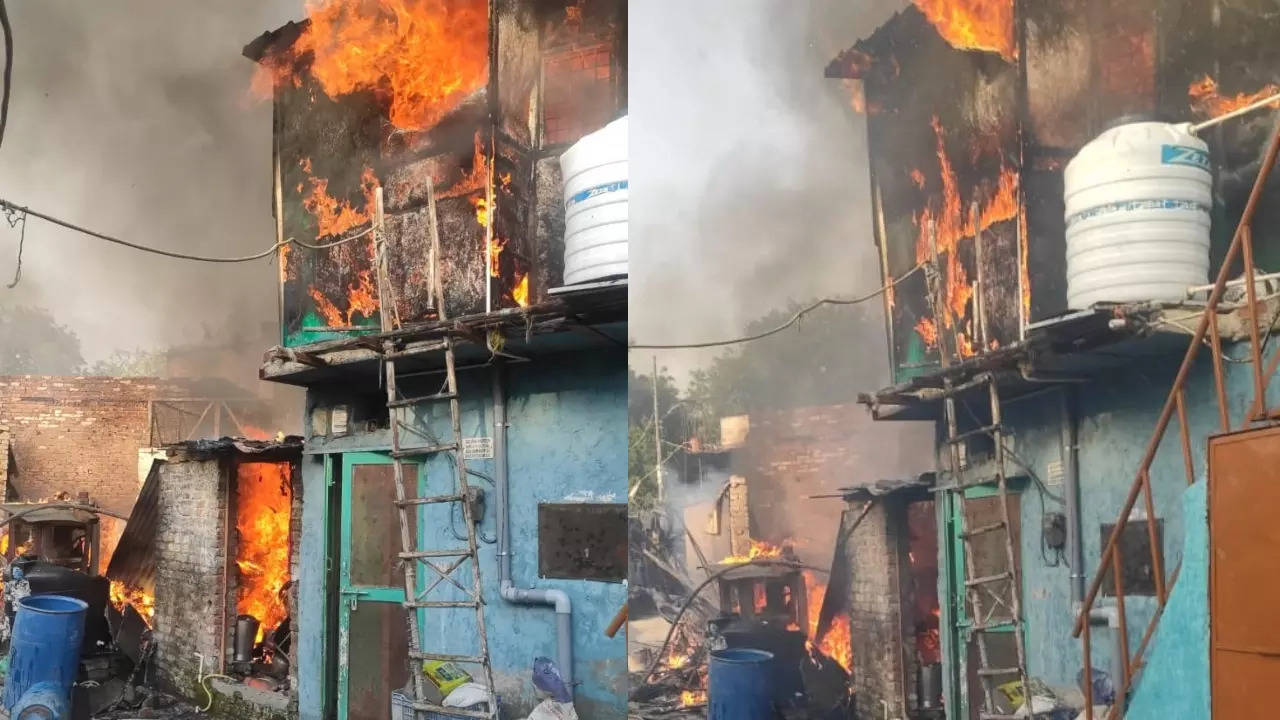 Fire breaks out in slum behind Mathura Road