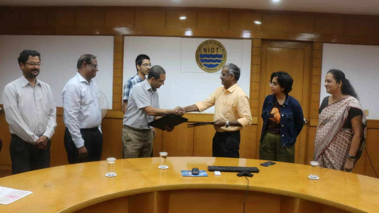 ​Technology Licensing Agreement for Saline Water Lamp Technology- ROSHINI - signed between NIOT and Amit Biotech Pvt Ltd