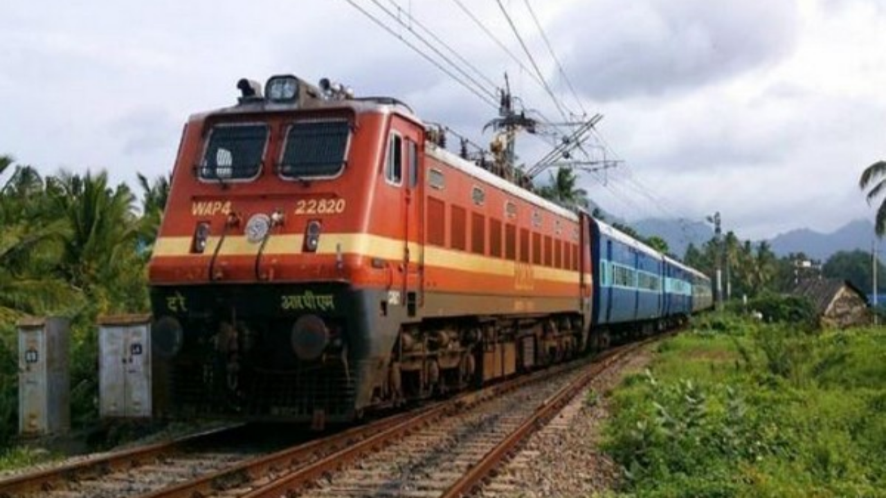 Five coaches of EMU Train detach at Saidapet